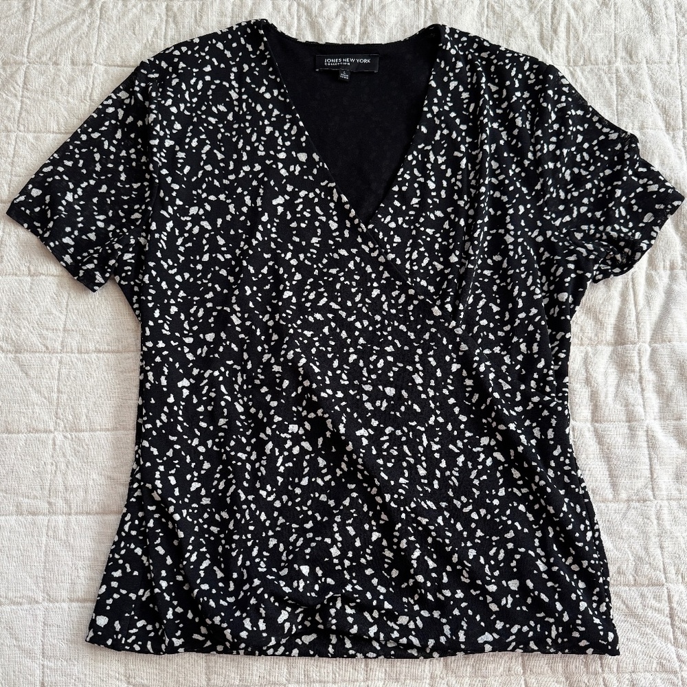 Jones New York Black and White speckled stretchy shirt Size L